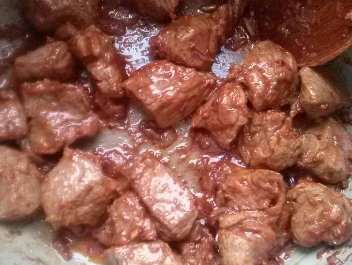 Мясо обжарьте со всех сторон в течение 5 минут. Добавьте измельченный чеснок, полстакана бульона (не холодного!). Закройте крышку и тушите 1 час.