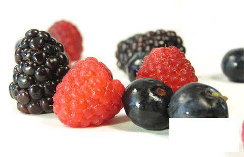 2.  Переберите ягоды черники, вымойте и просушите их. Если у вас нет черники, то малина, клубника или любые другие лесные ягоды будут отличной заменой чернике. 