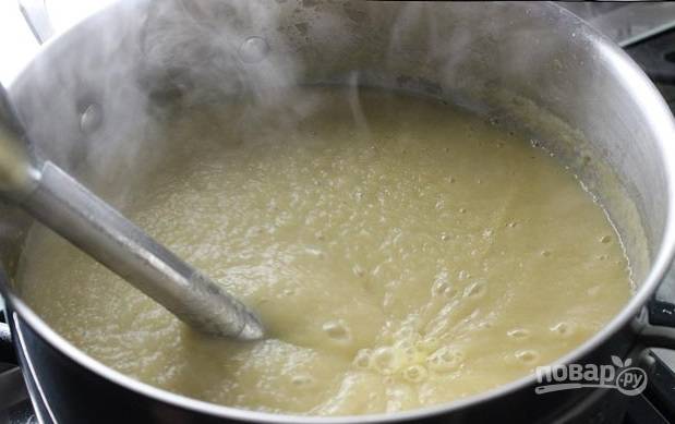 4. Готовый суп с помощью блендера превратите в пюре. Доведите до кипения и сразу же снимите с огня.