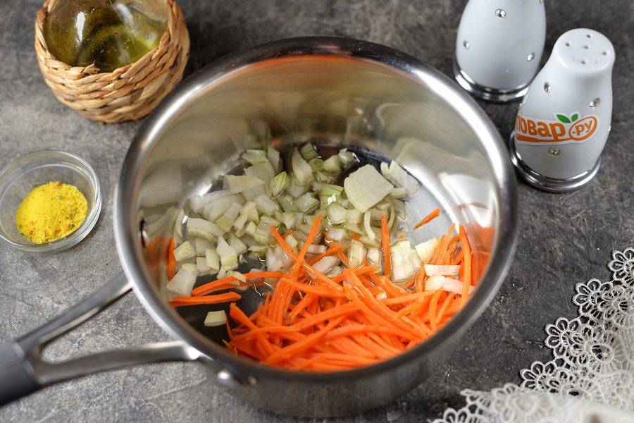 В сотейник с толстым дном налейте немного рафинированного растительного масла, выложите в него измельченные лук и морковь, обжарьте их несколько минут.