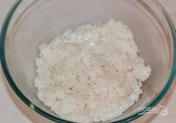 1. Первым делом отварите вкрутую в подсоленной воде до готовности рис и яйца. 