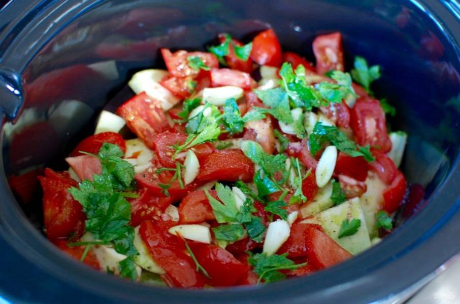 7.	Добавьте в кастрюлю половину нарезанных помидоров, трав и чеснока. Посолите и поперчите.