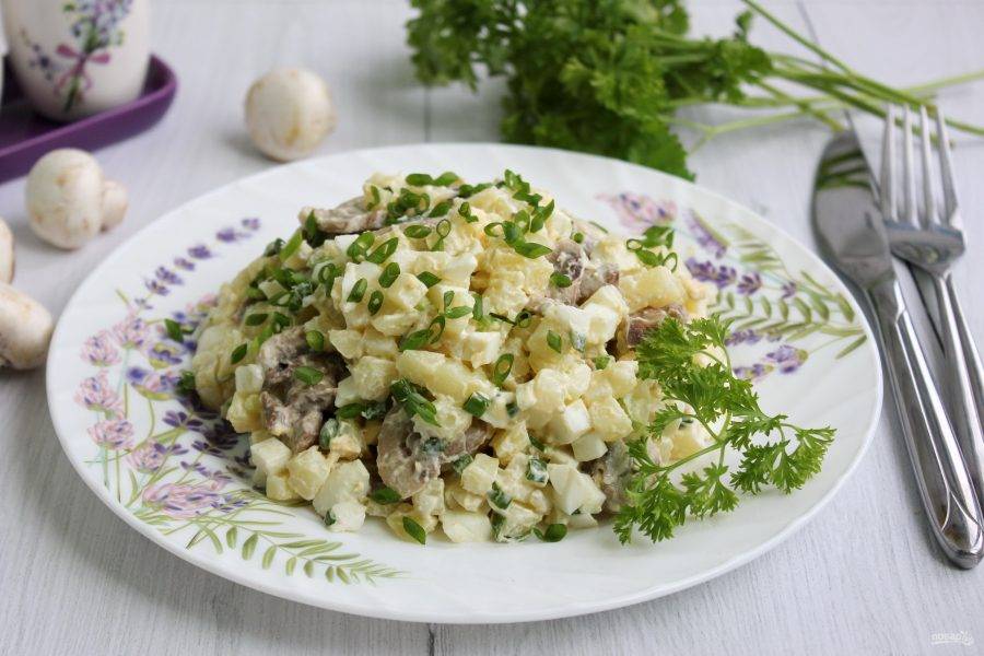 Салат с картофелем и грибами готов. Подавайте на закуску.