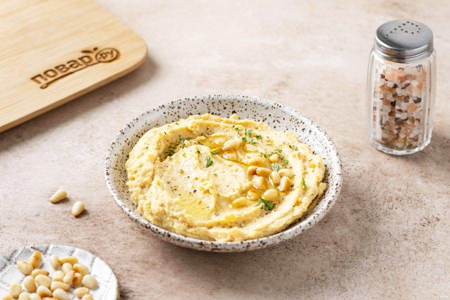 Выложите хумус в тарелку. Полейте оливковым маслом и добавьте кедровые орехи. Приятного аппетита!