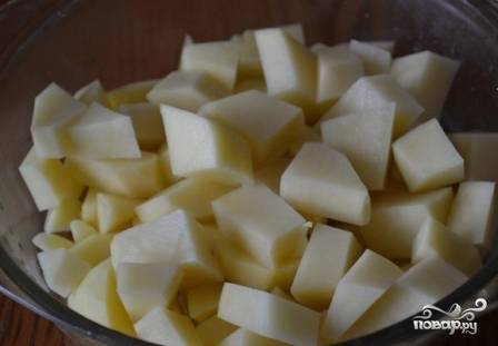 Очищаем картофель, нарезаем его небольшими кубиками и отправляем в бульон.