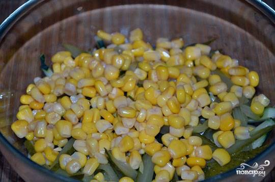 8. Просушив от жидкости, добавьте в салатник консервированную кукурузу. 