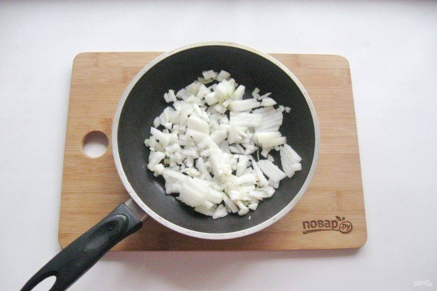 Одну крупную луковицу очистите, помойте и нарежьте произвольно, выложите в сковороду.