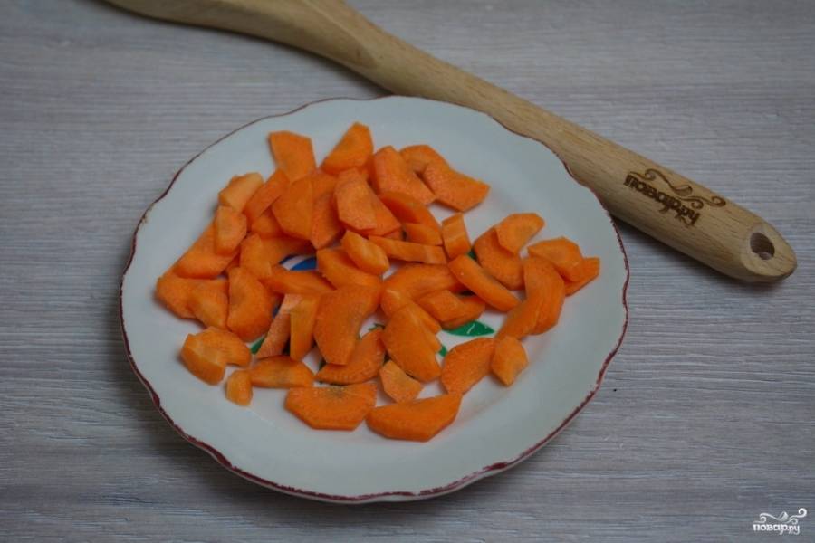 Морковь измельчите. Красивее будет, если морковь нарезать крупненько. Тогда кусочки моркови будут более видны на фоне бульона, а сам бульон сохранит свою прозрачность.