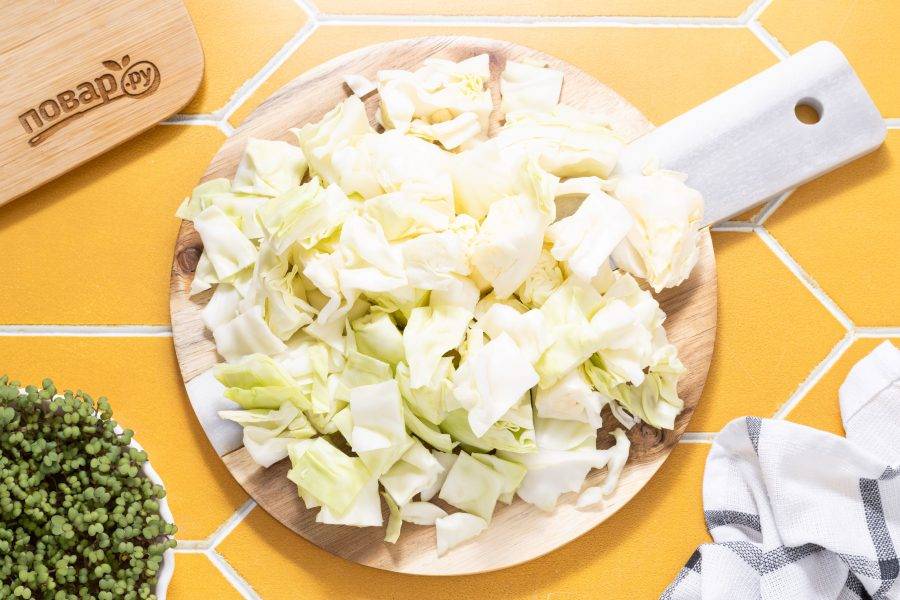Капусту нарежьте на крупные кубики.