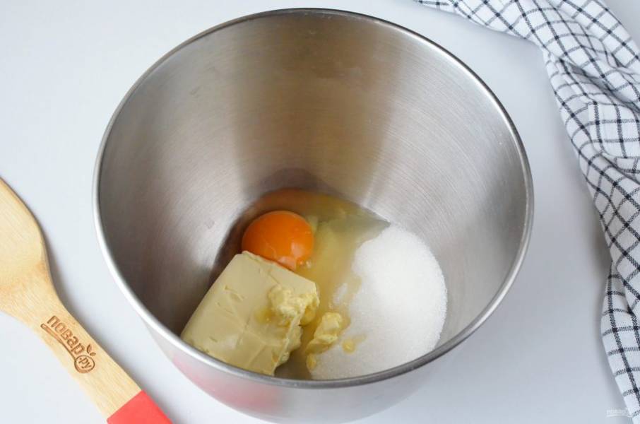 Выложите в чашу миксера сливочное масло, сахар и яйцо. Взбивайте 5-7 минут до образования однородной массы.