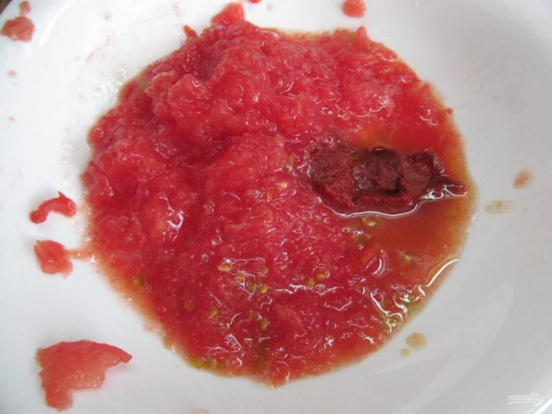 Если используете свежий помидор, тогда нужно его натереть, затем смешать с томатной пастой и щепоткой сахара.