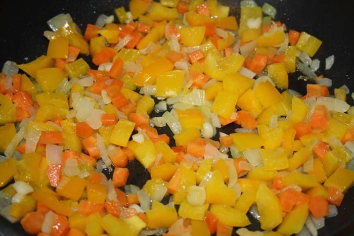 Лук, чеснок и морковь обжариваем на растительном масле 5-7 минут. Сразу же добавляем в бульон.