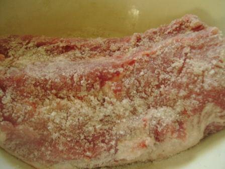 Промойте и обсушите мясо. Затем поместите в продолговатый судок и обваляйте его в соли со всех сторон. Ставим мясо под гнет в холодильник на 3 дня.