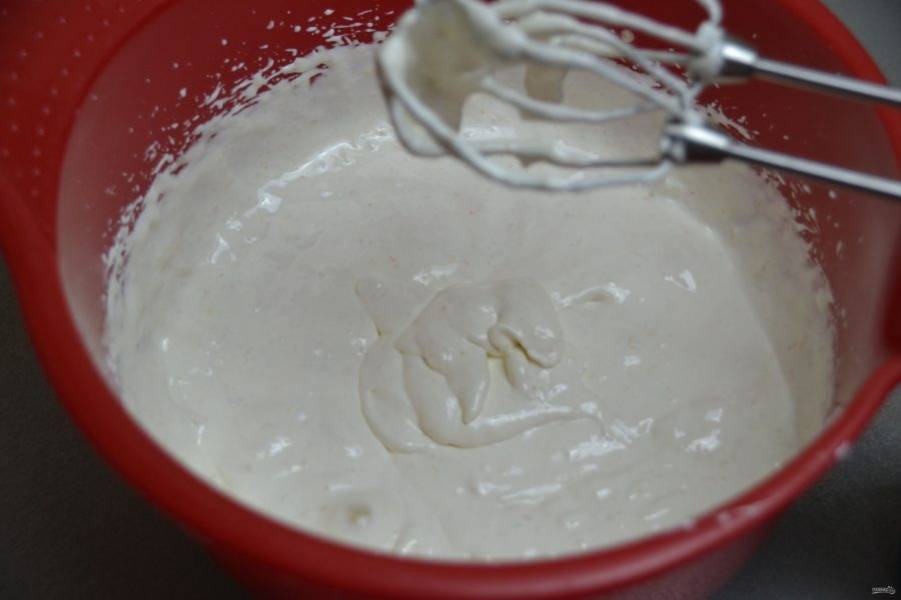 Тонкой струйкой вливайте сироп к белкам при непрерывном взбивании. Взбивайте до тех пор, пока миксер не будет оставлять четкие и рельефные следы на зефирной массе.