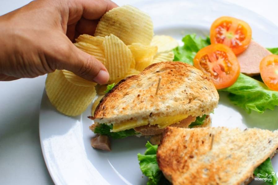Горячие сэндвичи с колбасой, сыром и помидорами — рецепт с фото пошагово