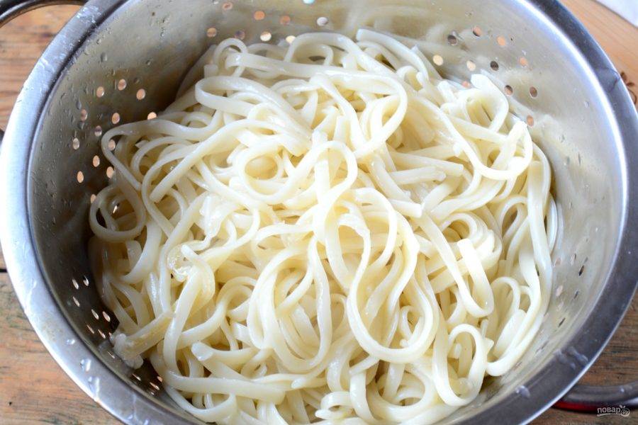 Приготовьте спагетти по инструкции, указанной на упаковке. Затем откиньте спагетти на дуршлаг, чтобы убрать лишнюю жидкость.