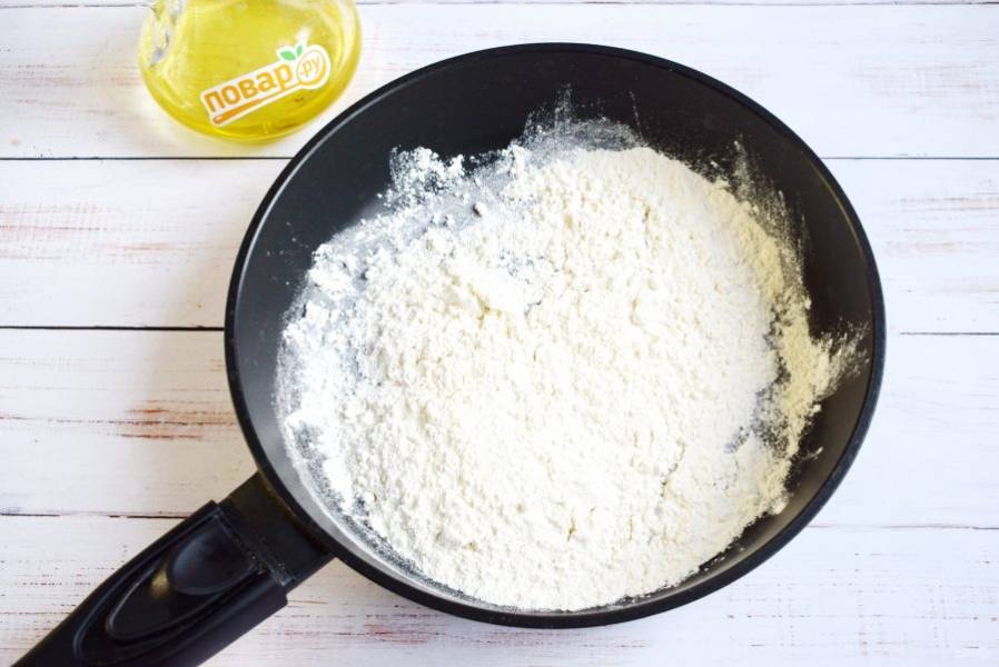 На сухой сковороде обжарьте муку до изменения цвета на светло-бежевый и появления легкого орехового запаха. Добавьте в икру, перемешайте.