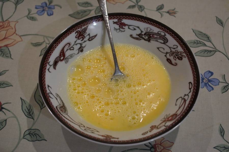 3. В миске взбейте яйцо с молоком. Добавьте немного соли. Сами кусочки тоже поперчите и посолите по вкусу.