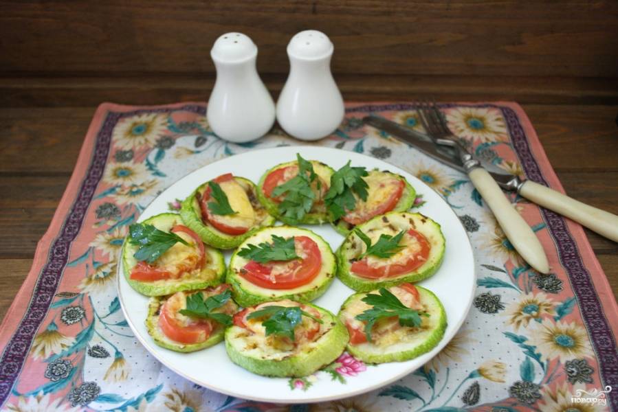 Кабачки в духовке с помидорами и сыром