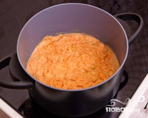 5.	В миске смешиваем томатную пасту со сметаной. Затем смешаем в кастрюле оставшуюся морковь и лук. Теперь вливаем сюда смесь томатной пасты и сметаны. Все перемешиваем.