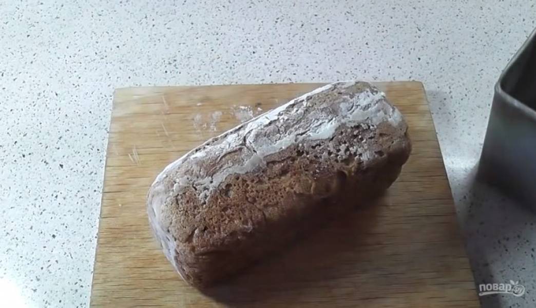 Выпекайте хлеб 45-55 минут при температуре 180 градусов, не открывая дверцы духовки.