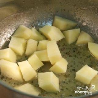 2.	Картофель почистить и нарезать небольшими кубиками. В кастрюлю положить картофель и налить воду или овощной бульон. Довести до кипения и варить картофель минут 10, закрыв кастрюлю крышкой.