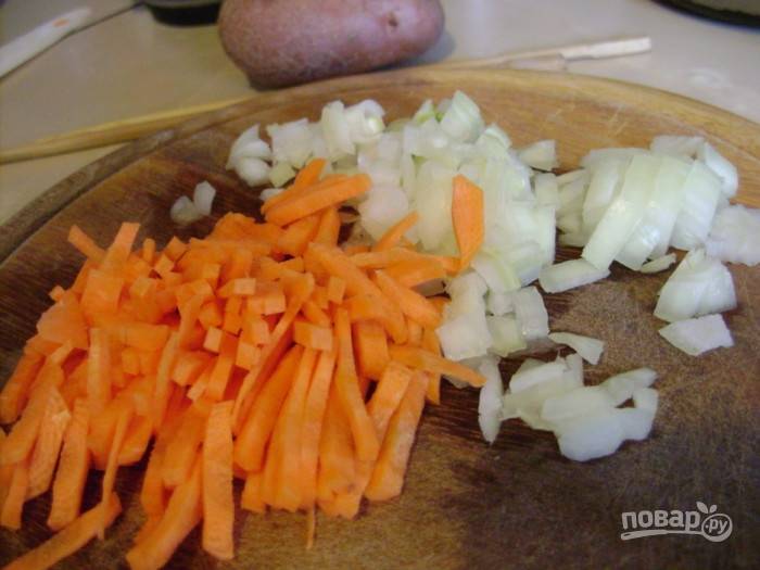 Лук и морковь почистите и нашинкуйте.