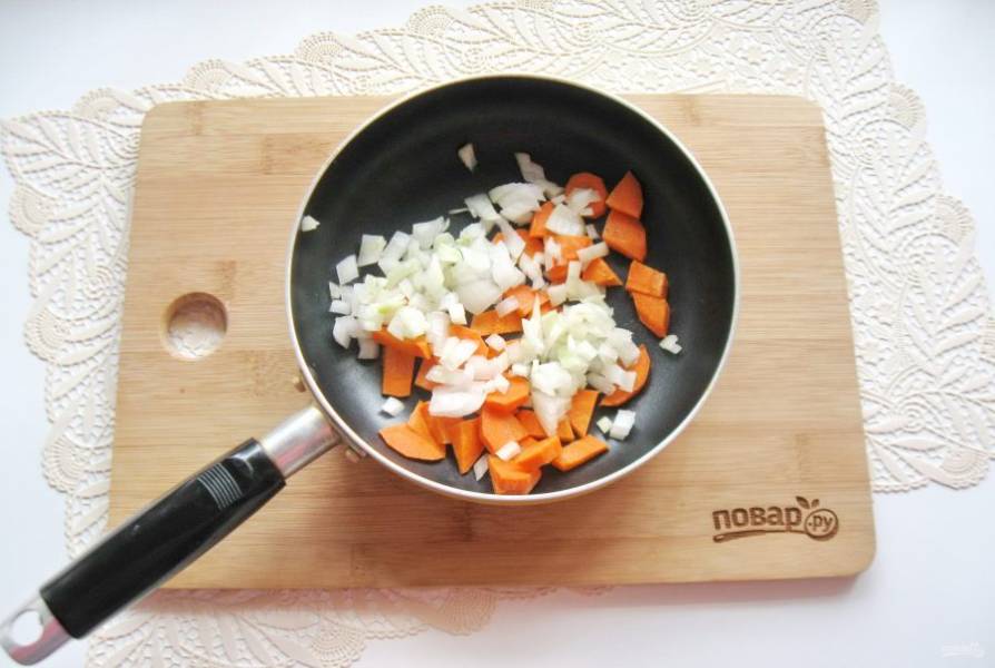 Лук и морковь очистите, помойте и мелко нарежьте. Выложите в сковороду.