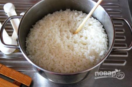 К готовому рису добавляем сахар, уксус и соль. Слегка перемешиваем, но не в кашу.