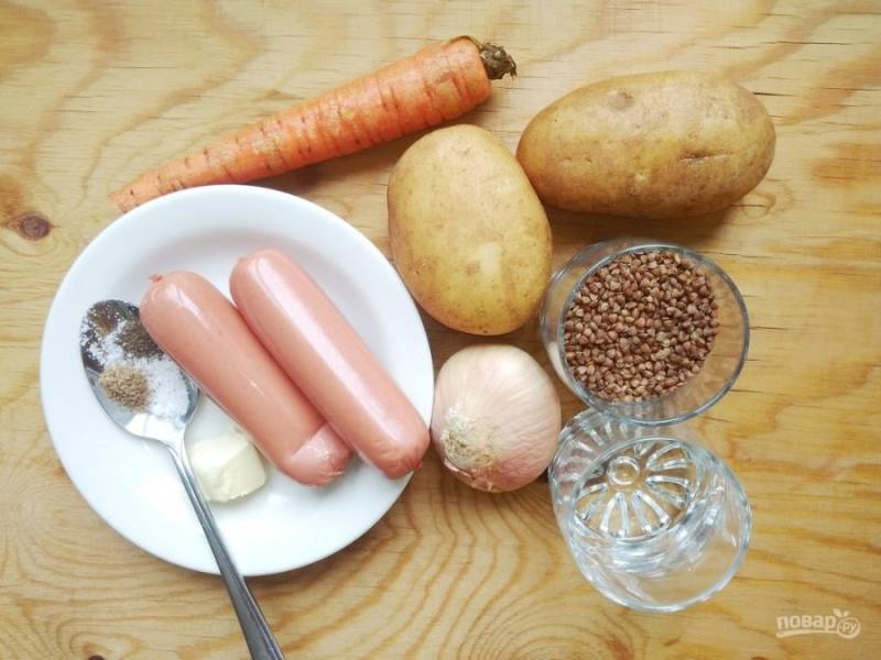 1. Достаньте необходимые продукты. Помойте морковь и картофель.