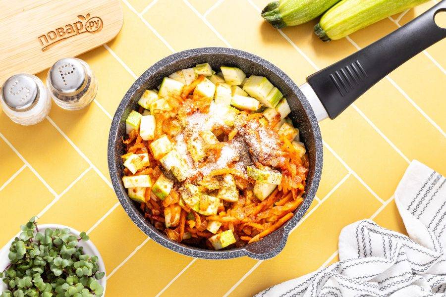 Добавьте соль, сахар, черный молотый перец и кориандр.