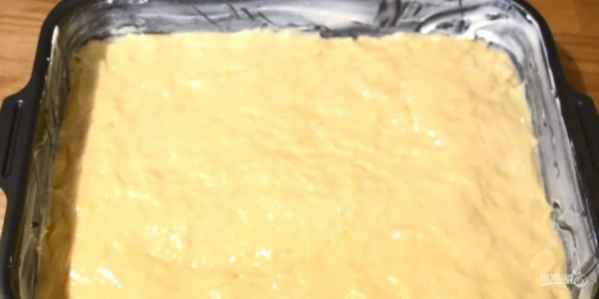 4. Слегка вымесите тесто лопаткой и выложите его в форму, смазанную сливочным маслом. Накройте форму пленкой и оставьте на 30 минут при комнатной температуре, чтобы тесто увеличилось в два раза. Отправьте в разогретую до 180 градусов духовку на 30 минут. 