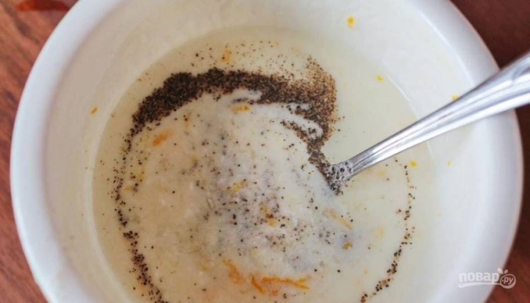 Теперь приготовьте соус-маринад для рыбы. В небольшой пиалке смешайте натуральный несладкий йогурт с цедрой и соком апельсина. Затем добавьте в него молотый перец и соль, тщательно все перемешайте.