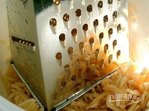 Натрите картофель и яблоки на крупной терке. Чтобы они не потемнели, можно сбрызнуть натертые ингредиенты лимонным соком. Яблоки лучше выбирать твердые, сладких сортов, не перезревшие.