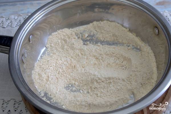 3.	Пшеничную муку отправляем на разогретую сухую и чистую сковороду, обжариваем до получения кремового цвета.