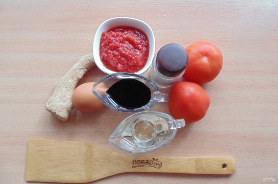 Возьмите ингредиенты для приготовления китайского томатного супа.