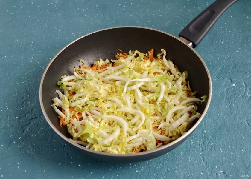 Затем добавьте китайскую капусту, перемешайте и тушите до мягкости капусты.