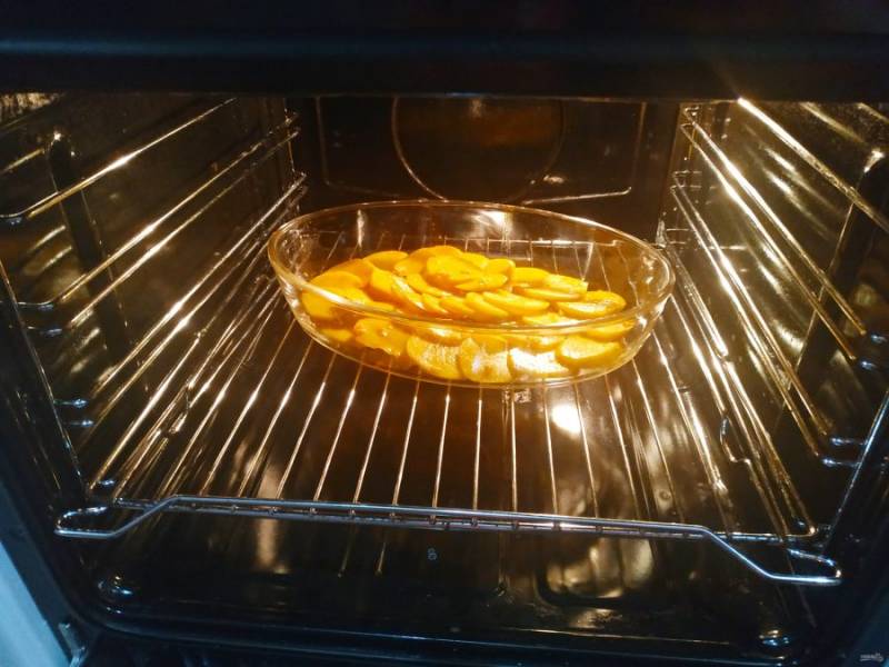 Отправьте блюдо в разогретую до 200 градусов духовку на 20-40 минут. Время приготовления зависит от количества картофеля. 