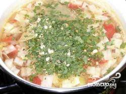Варим суп до мягкости овощей, примерно 10 минут после закипания. В конце приготовления щедро добавляем в суп свежую зелень, снимаем суп с огня и даем настояться под крышкой.