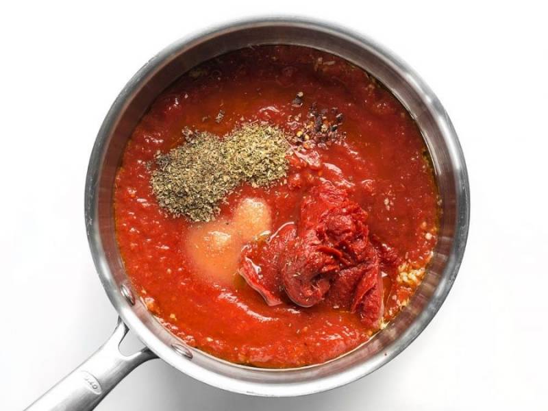 2.	Добавьте очищенные от кожуры и измельченные в пюре томаты, томатную пасту, сахар, соль, базилик, орегано, по щепотке черного и красного перца.
