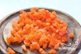 2.	Морковь чистим и натираем на терке либо нарезаем, как вам больше нравится.