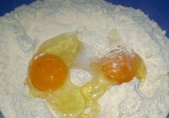 Просеиваем муку в глубокую миску, добавляем к ней щепотку соли, разбиваем яйца и вливаем воду. Из всех этих ингредиентов нам нужно приготовить мягкое и эластичное, не прилипающее к рукам, тесто.