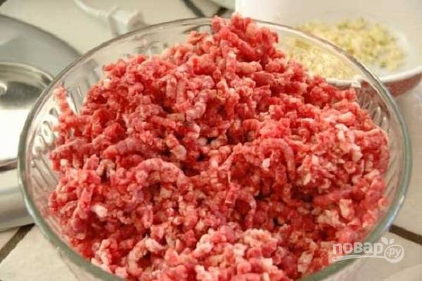 Пропустите мясо и лук через мясорубку. В фарш добавьте соль, перец по вкусу и хорошо перемешайте. Отправьте в холодильник фарш, пока будете готовить тесто.
