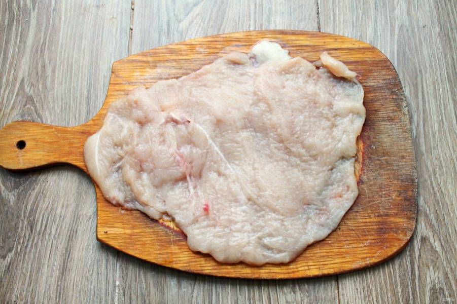 Куриное филе раскройте в тонкий пласт и отбейте.