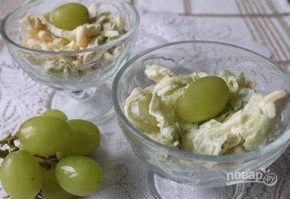 Рецепт: Салат с виноградом, сыром и ананасом | Салат французских цыган