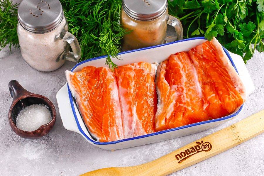 Подготовьте указанные ингредиенты. Приобретите охлажденную или замороженную красную рыбу, разморозьте ее в домашних условиях, счистите кожу вместе с чешуей. Она легко срезается острым ножом.