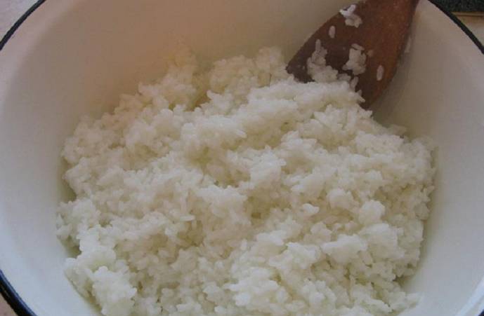 Предварительно отварите рис для суши, следуя инструкциям, написанным на упаковке.