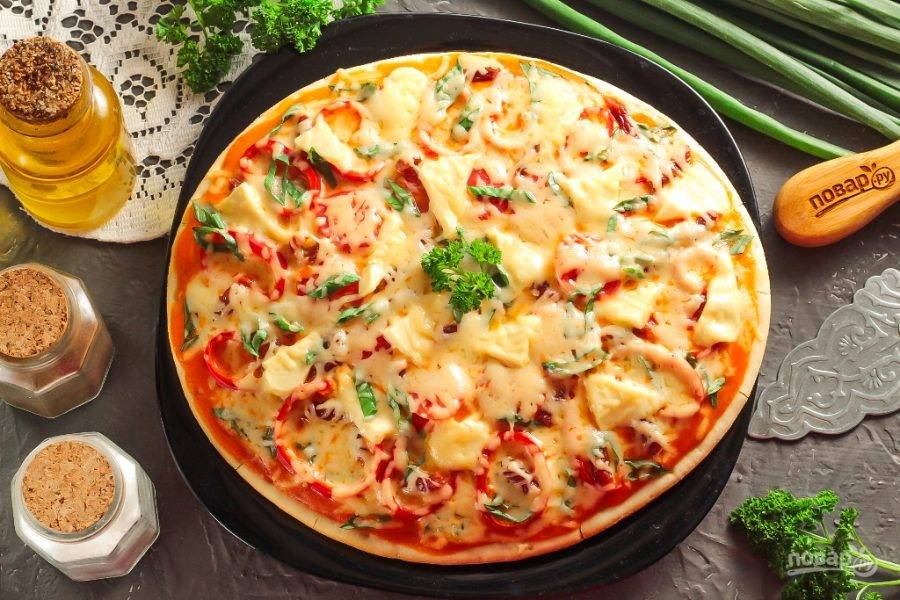 Готовую болгарскую пиццу подайте к столу горячей, созывая своих родных на дегустацию.