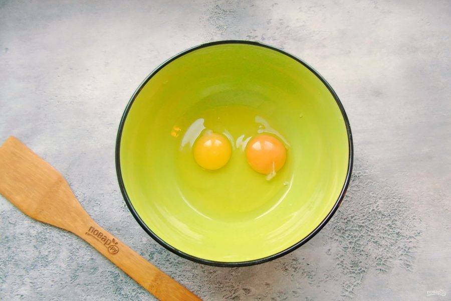 Яйца разбейте в миску.
