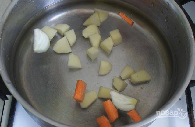 Поставьте эти овощи вариться в литре воды.